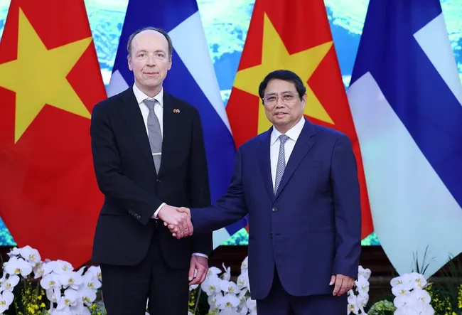 Prime Minister Pham Minh Chinh (R) meets with Speaker of the Finnish Parliament Jussi Halla-aho on March 25, 2024 in Hanoi. (Photo: VNA).