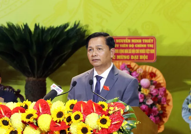 Tran Van Lau, Secretary of the Vinh Long Provincial Party Committee for the 2025–2030 tenure, delivered a speech upon assuming his duties. (Photo: VNA)