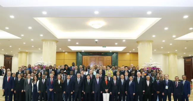 Party General Secretary To Lam and heads of the delegations attending the Ha Noi Convention signing ceremony at their meeting on October 25 (Photo: VNA)