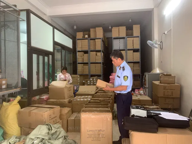 Tạm giữ hàng trăm đôi giày dép gắn nhãn ZARA nghi giả mạo tại Hà Nội