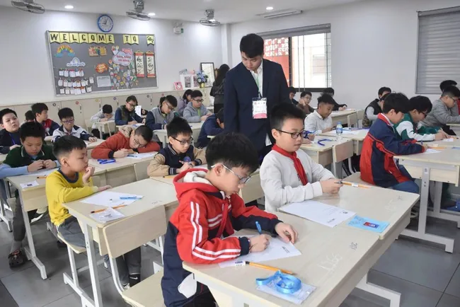 Students participate in an English Olympiad. (Photo: Ha Noi Moi newspaper)