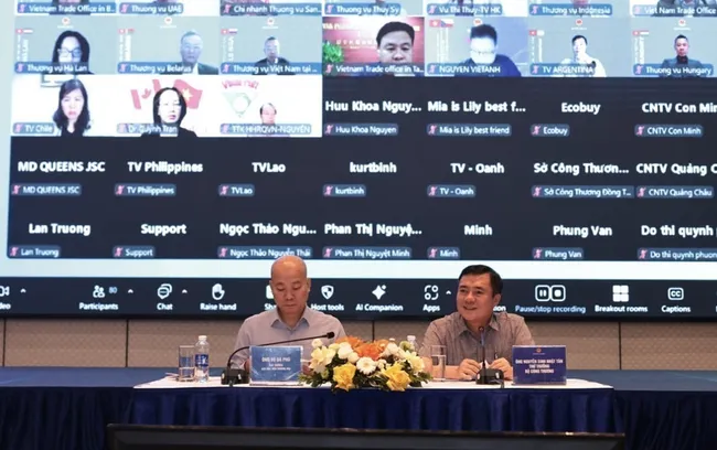 The hybrid trade promtion conference is attended by Vietnamese trade offices abroad. (Photo: VNA)