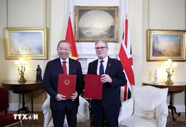 General Secretary of the Communist Party of Vietnam Central Committee To Lam and UK Prime Minister Keir Starmer exchange the joint statement announcing the elevation of Vietnam–UK relations to a Comprehensive Strategic Partnership. (Photo: VNA)