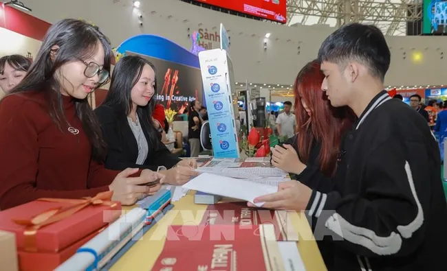 PYS Travel cooperates with Vietnam Railway Corporation to introduce high-end cross-Vietnam tours and other tours to visitors to the Autumn Fair 2025. (Photo: VNA)