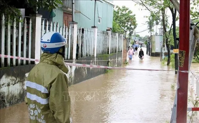 Prolonged heavy rain from the night of November 2 to the morning of November 3, 2025, caused severe flooding across several areas of Da Nang city, leading to traffic congestion and difficult travel conditions in certain places. (Photo: VNA)