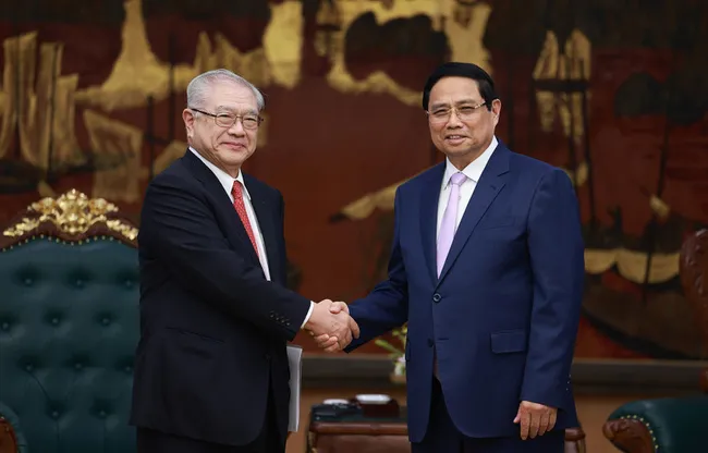 PM Pham Minh Chinh (R) and President of Japan - Vietnam Friendship Association Nishimura Teiichi (Photo: VNA)