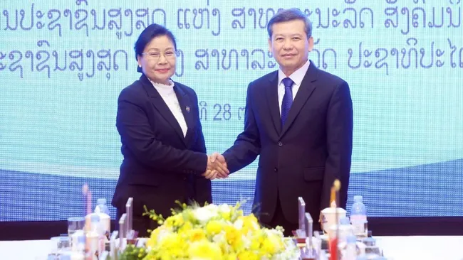 Chief Justice of the Supreme People’s Court of Viet Nam Le Minh Tri (right) and his Lao counterpart Viengthong Siphandon.
