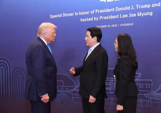 State President Luong Cuong (R) and US President Donald Trump (Photo: VNA)