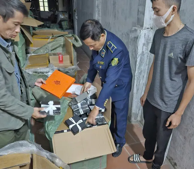 Hà Nội: Phát hiện cơ sở kinh doanh túi xách giả mạo các thương hiệu nổi tiếng