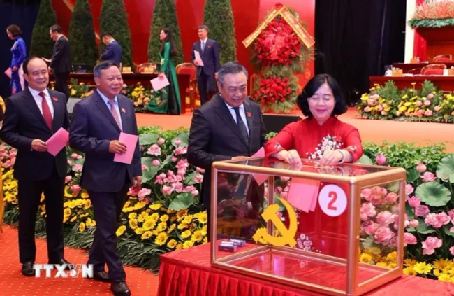 Delegates cast their votes to elect the 18th Ha Noi Party Committee for the 2025–2030 term. (Photo: VNA)