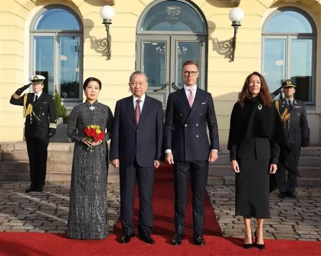 Finnish President Alexander Stubb, Party General Secretary To Lam and their spouses at the welcome ceremony for the Vietnamese leader in Helsinki on October 21 morning (Photo: VNA)
