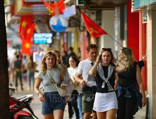 Foreigners stroll around Hanoi Old Quarter (Photo: VNA)