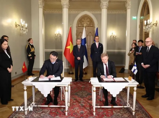 General Secretary of the Communist Party of Viet Nam Central Committee To Lam (left, back) and Finnish President Alexander Stubb (right, back) witness the signing of Memoranda of Understanding on bilateral cooperation. (Photo: VNA)