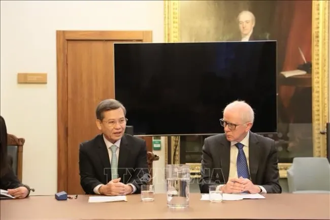 Chief Justice Le Minh Tri (L) meets with Lord Robert Reed, President of the UK Supreme Court (Photo: VNA)