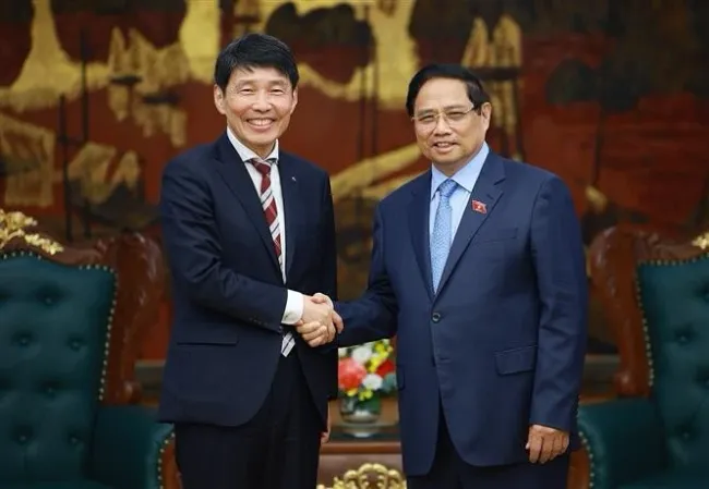 Prime Minister Pham Minh Chinh (R) receives Governor of Gunma prefecture Yamamoto Ichita in Ha Noi on October 21. (Photo: VNA)