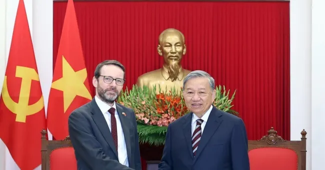 Party General Secretary To Lam receives British Ambassador to Viet Nam Iain Frew in Ha Noi on October 17. (Photo: VNA)
