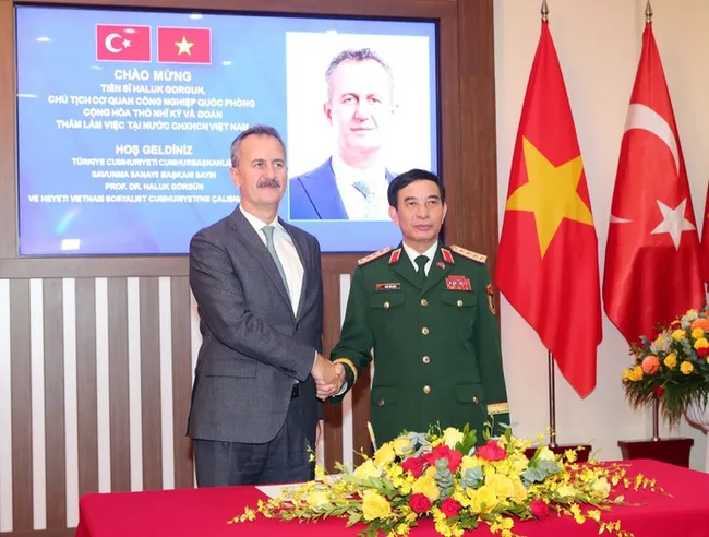 Minister of National Defence General Phan Van Giang (R) welcomes President of the Turkish Defence Industry Agency Haluk Görgün in Ha Noi on October 13. (Photo: VNA)