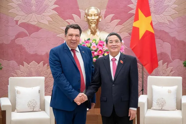 National Assembly Vice Chairman Nguyen Duc Hai (R) and Gabriel Petridis, Honorary Consul of Viet Nam in Greece’s Piraeus and chairperson of the Aries Energy & Transport Corp., at their meeting in Ha Noi on November 10. (Photo: quochoi.vn)