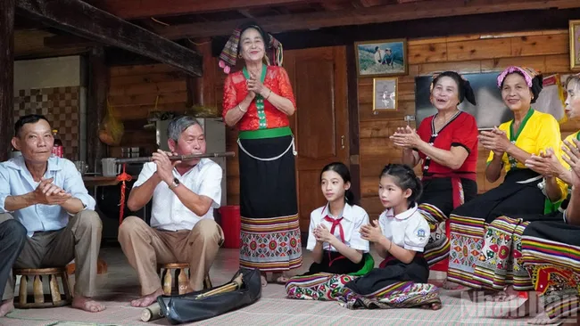 Artisans teach traditional melodies to the younger generation. (Photo: nhandan.vn)