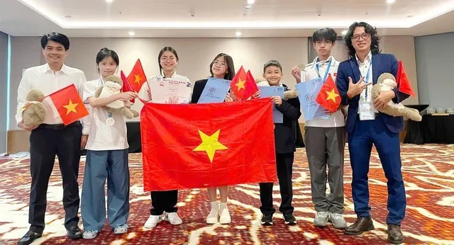 All five Vietnamese students win medals at World Young Physicists Olympiad (Photo: VNA)