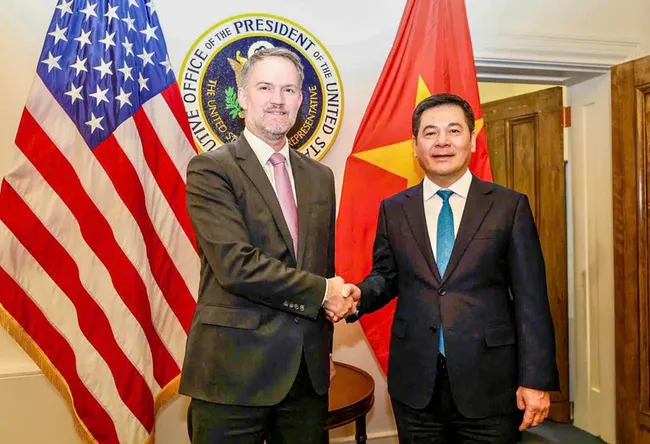 Vietnamese Minister of Industry and Trade Nguyen Hong Dien (right) shakes hands with US Trade Representative Jamieson Greer. (Photo: moit.gov.vn)