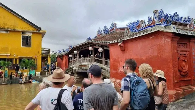 Foreign tourists visit Hoi An Ancient Town in Da Nang city on November 1, 2025, shortly after floodwaters recede. (Photo: thanhnien.vn)