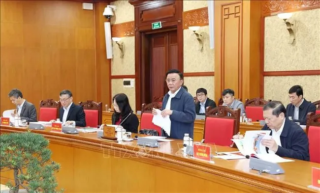 Tran Cam Tu (standing), Politburo member, Permanent Member of the Party Central Committee’s Secretariat and head of the sub-committee for the organisation of the 14th National Party Congress, addresses the working session on November 19. (Photo: VNA)