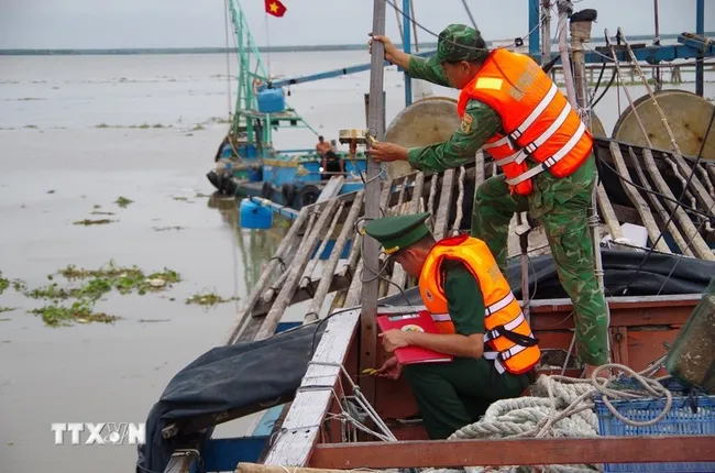 Dong Thap border guards inspect a fishing vessel (Photo: VNA)