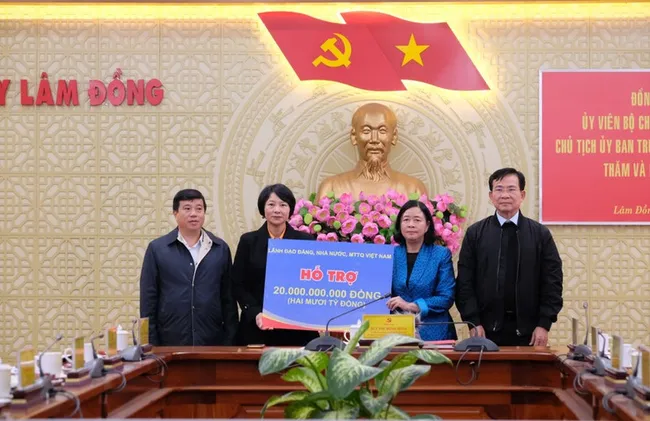 President of the Viet Nam Fatherland Front (VFF) Central Committee Bui Thi Minh Hoai (second, right) hands over 20 billion VND to Lam Dong province to overcome damage caused by natural disasters. (Photo: VNA)