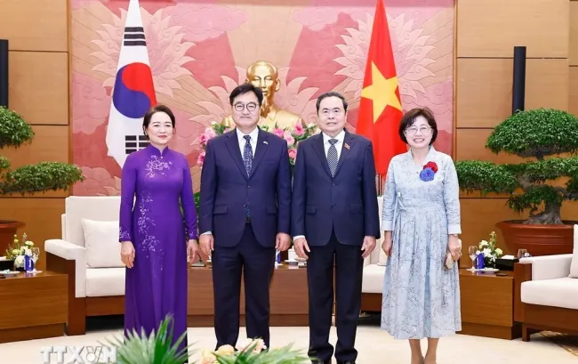 National Assembly Chairman Tran Thanh Man (second, right) and the Republic of Korea (RoK)’s National Assembly Speaker Woo Won Shik, and their spouses (Photo: VNA)
