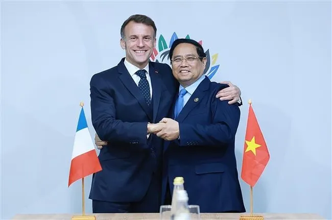Vietnamese Prime Minister Pham Minh Chinh (R) meets with French President Emmanuel Macron in Johannesburg on November 23. (Photo: VNA)