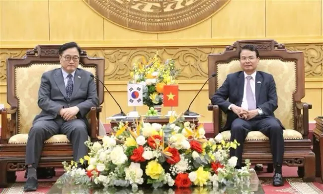 Speaker of the National Assembly of the Republic of Korea (RoK) Woo Won Shik (left) and Secretary of the Ninh Binh provincial Party Committee Dang Xuan Phong (Photo: VNA)