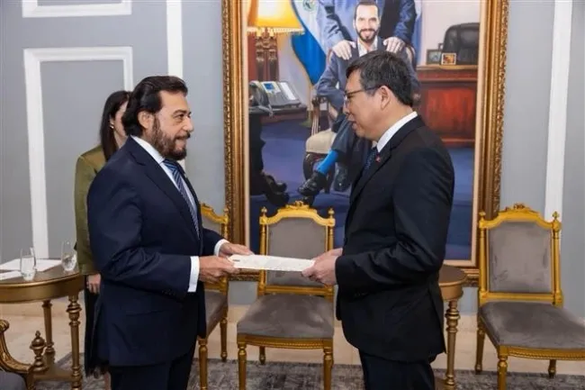 Vietnamese Ambassador to Mexico and El Salvador Nguyen Van Hai presents the letter of credentials to Vice President of El Salvador Felix Ulloa. (Photo: Office of the President of El Salvador)