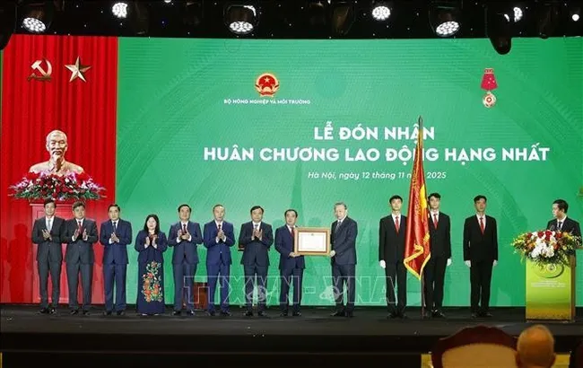 Party General Secretary To Lam (fifth, right) presents a First-class Labour Order to the Ministry of Agriculture and Environment for its GDP growth, as well as in recognition of its outstanding contributions to the nation’s socio-economic development. (Photo: VNA)