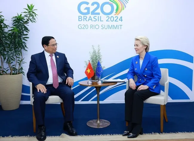 Prime Minister Pham Minh Chinh (L) meets with President of the European Commission (EC) Ursula von der Leyen at the G20 Summit 2024 in Brazil. (Photo: VNA)