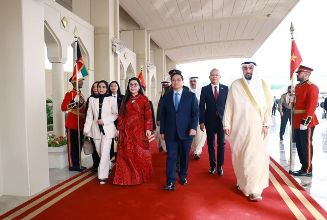 Prime Minister Pham Minh Chinh and his spouse begin a three-day official visit to Kuwait (Photo: VNA)