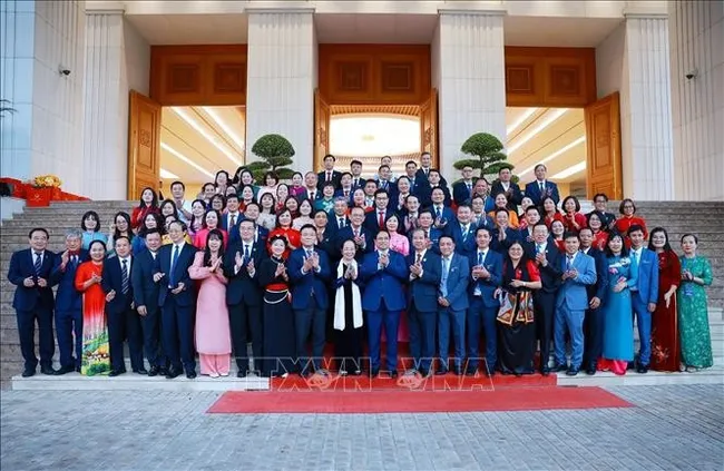 Prime Minister Pham Minh Chinh meets with outstanding outstanding education managers and teachers in Hanoi on November 15. (Photo: VNA)