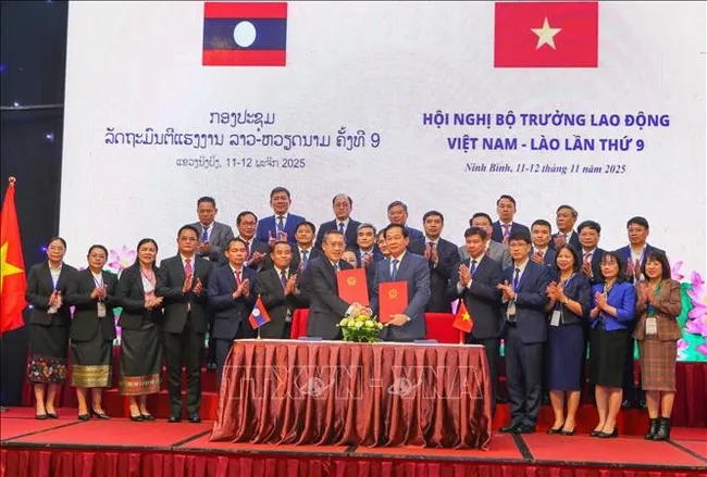 The signing ceremony of the MoU on cooperation in the areas of labour and revolution contributors between the Vietnamese Ministry of Home Affairs and Lao Ministry of Labour and Social Welfare. (Photo: VNA)