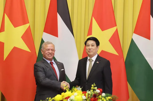 State President Luong Cuong (R) welcomes King Abdullah II ibn Al Hussein of the Hashemite Kingdom of Jordan in Hanoi on November 12 (Photo: VNA)
