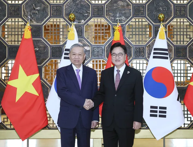 Party General Secretary To Lam (L) meets with Speaker of the National Assembly of the Republic of Korea Woo Won Shik in Seoul on August 12, 2025 during his state visit to the RoK. (Photo: VNA)