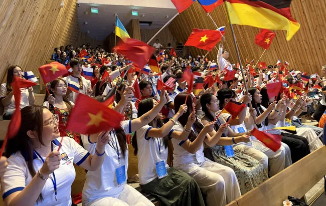 Here is a clear, concise English translation in a press-style tone: Young overseas Vietnamese and students from 31 countries and territories attend the opening ceremony of the 