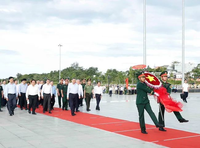 Party General Secretary To Lam pays floral tribute to President Ho Chi Minh at the late leader's monument. (Photo: VNA)