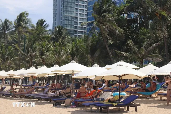 Russian visitors enjoy the beach in Nha Trang (Photo: VietnamPlus)