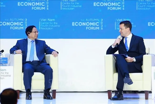 PM Pham Minh Chinh (L) and WEF Managing Director Stephan Mergenthaler (Photo: VNA)