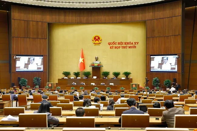 Lawmakers discuss the draft law amending and supplementing several articles of the Law on Urban and Rural Planning during the National Assembly's ongoing 10th session on the afternoon of November 28. (Photo: VNA)