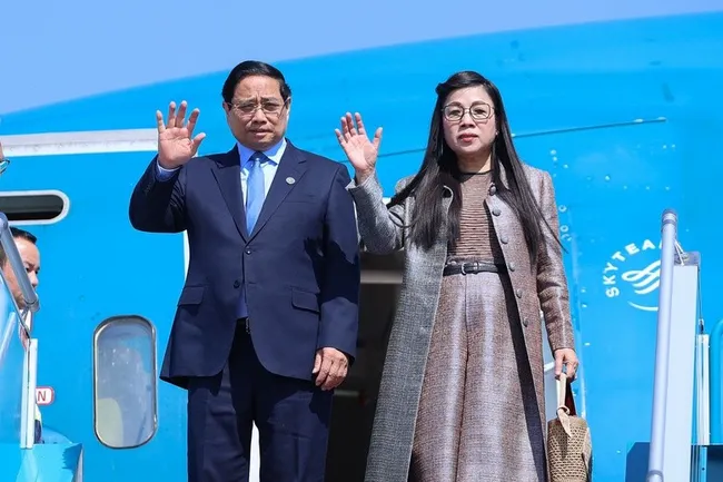 Prime Minister Pham Minh Chinh and his spouse Le Thi Bich Tran return to Hanoi. (Photo: baochinhphu.vn)