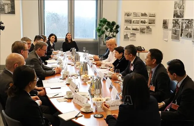 At the meeting between the Communist Party of Vietnam delegation and Vice President of the German Bundestag Bodo Ramelow (Photo: VNA)