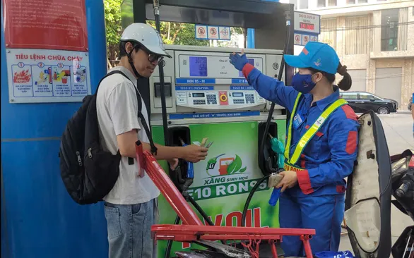 A worker pumps E10 petrol into a vehicle at Tran Phu filling station in Nghia Lo ward, Quang Ngai province. (Photo: VNA)