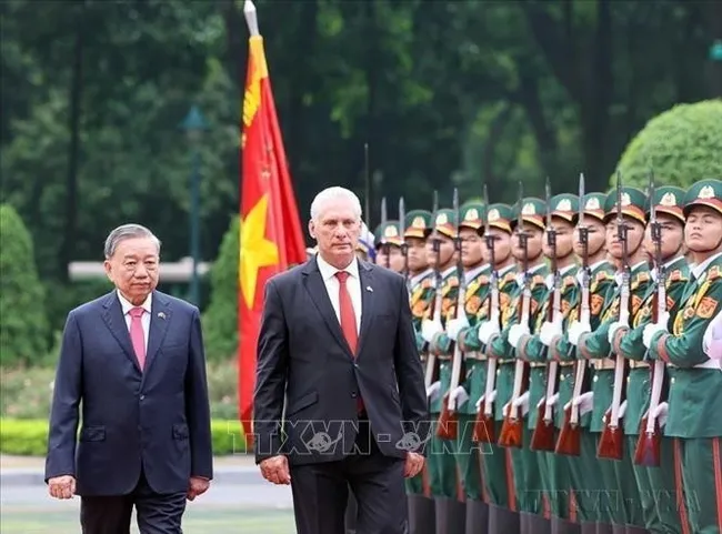 Party General Secretary To Lam (left) chairs the official welcome ceremony for First Secretary of the Central Committee of the Communist Party of Cuba and President of Cuba Miguel Díaz-Canel Bermúdez, who is on a state visit to Vietnam from August 31 to September 2, 2025. (Photo: VNA)