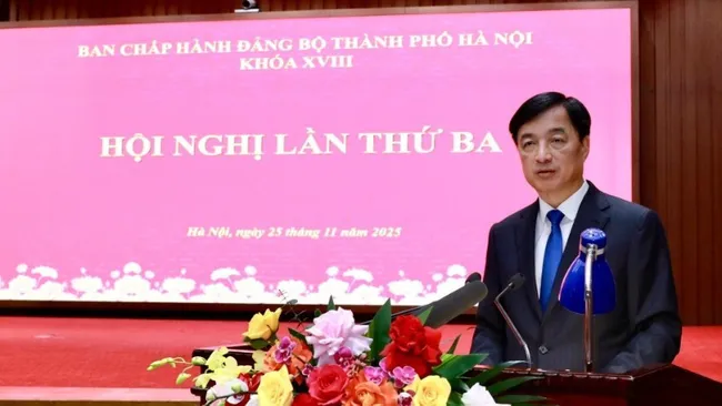 Ha Noi Party Committee Secretary Nguyen Duy Ngoc delivers the opening speech at the conference.